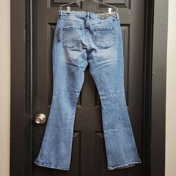 BLANKNYC 'Hoyt' Mini Boot Cut Jeans in Home Sweet 337/346 - Picture 12 of 16
